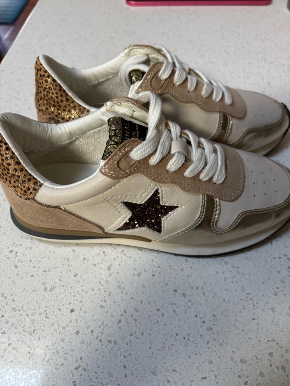 Vintage Havana Rock Star White and Gold Star Sneakers 6.5